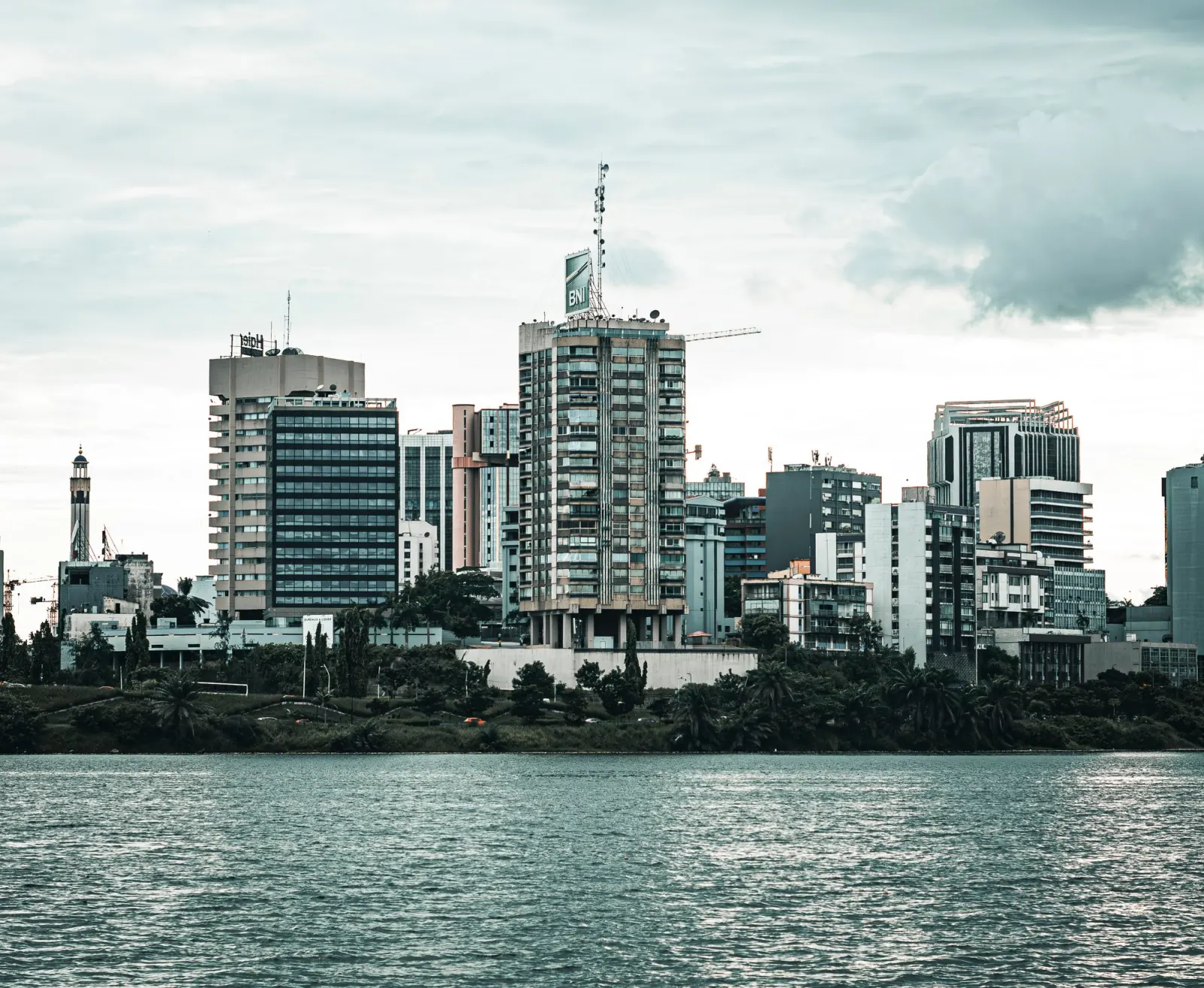 Les tours d'Abidjan au bord de la lagune