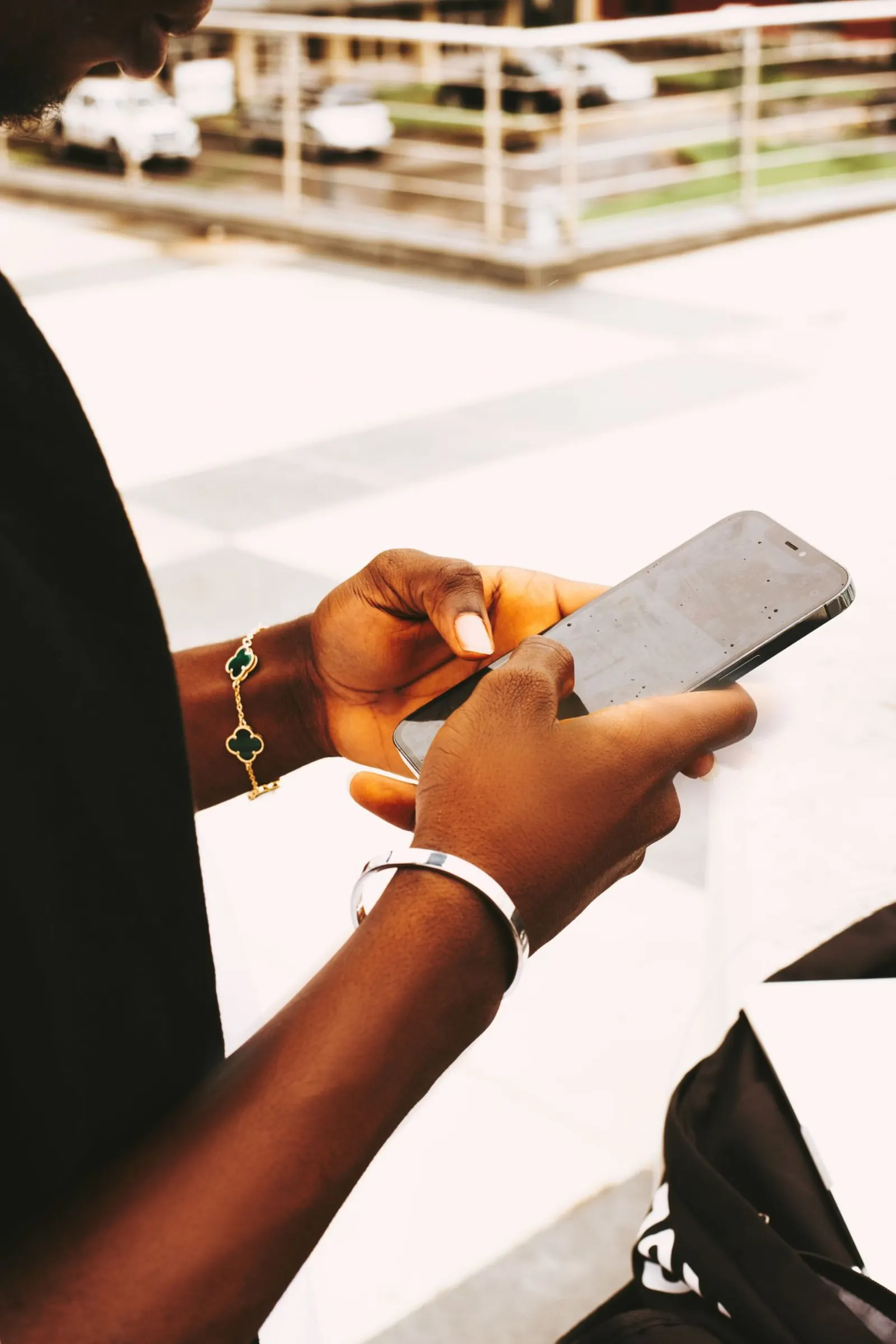 Une main tient un téléphone pour régler un achat