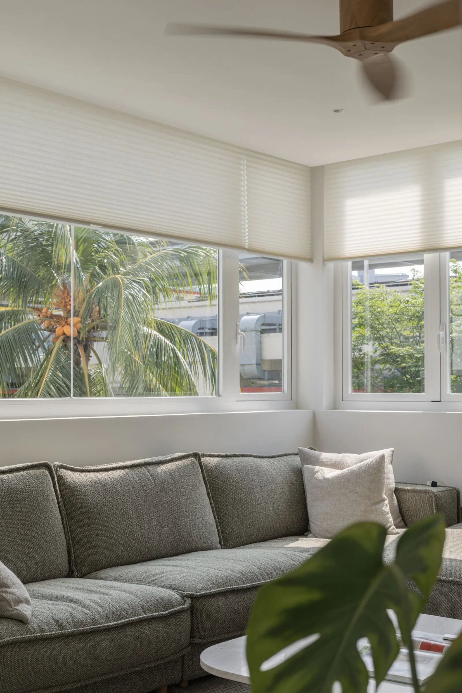 Le salon lumineux d'un appartement meublé