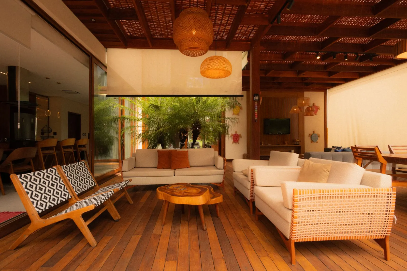 Salon ouvert sur une terrasse en bois