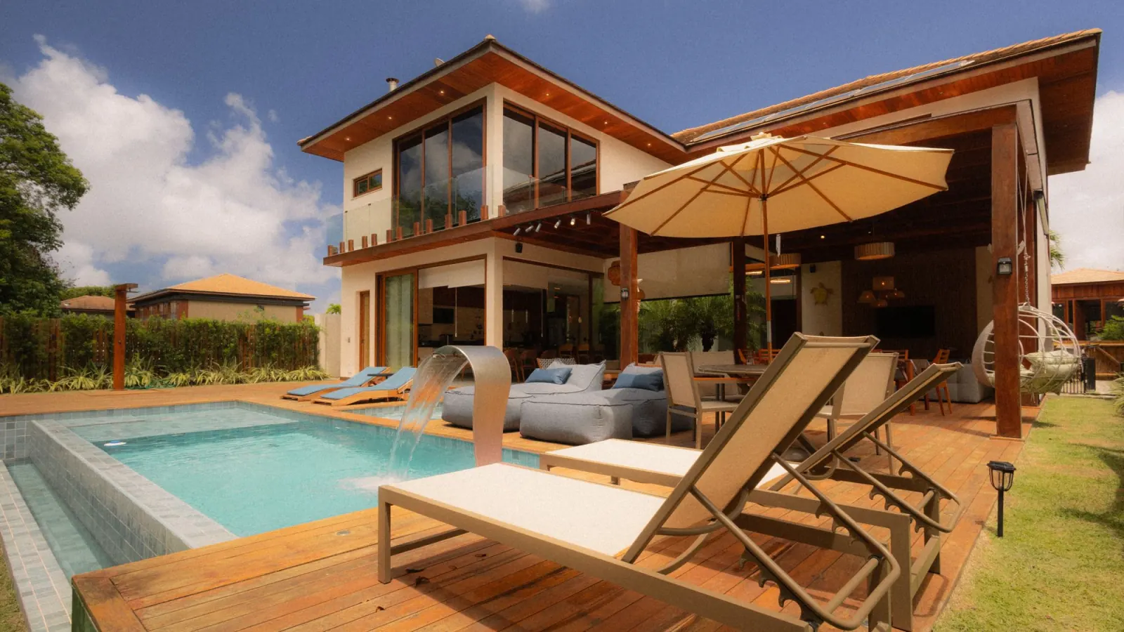 Villa contemporaine avec piscine et transats