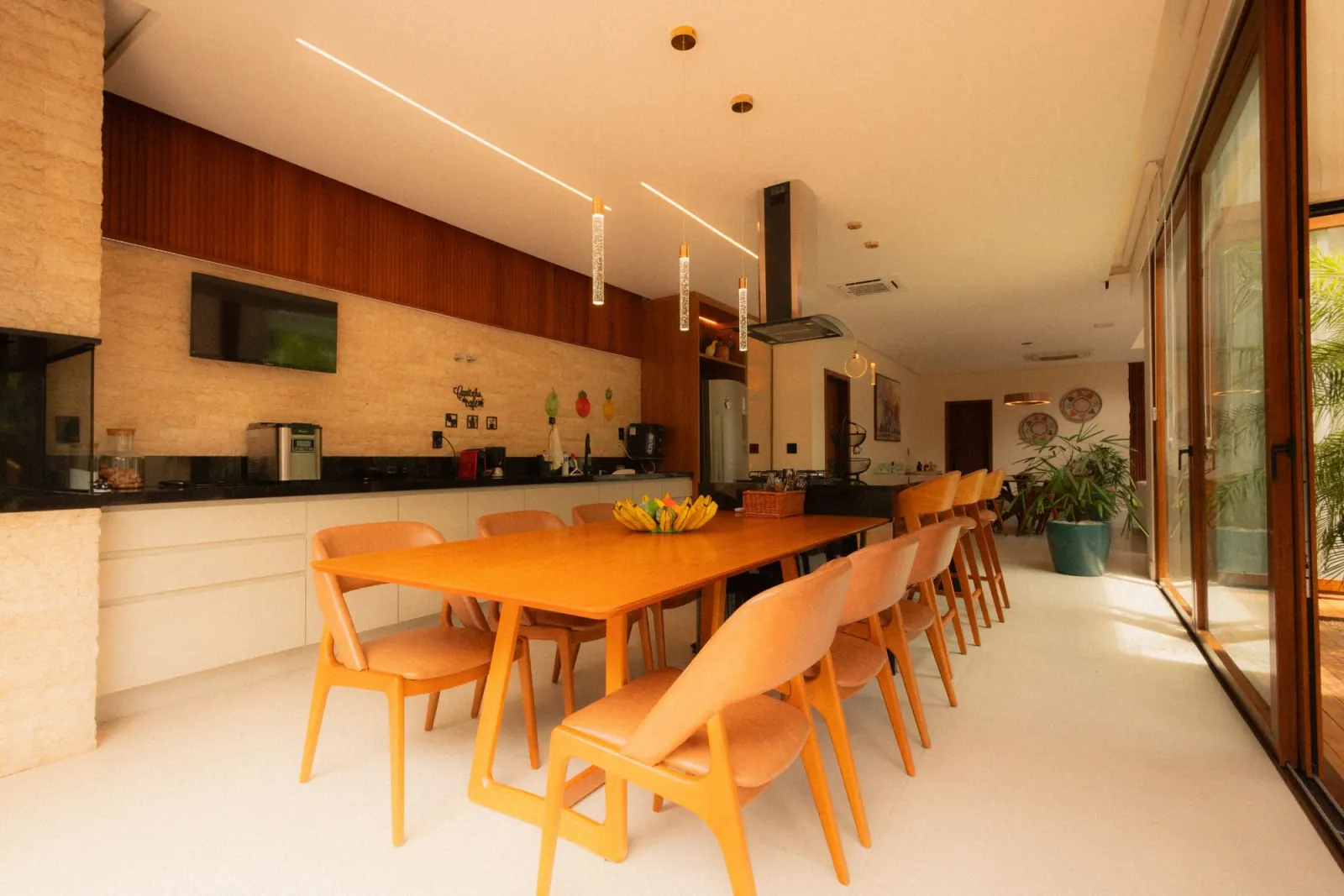 Cuisine et salle à manger lumineuses d'un appartement